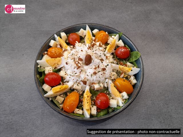 Salade, riz de Camargue, œuf dur, tomates cerises, tome de Brebis, éclats d’amandes