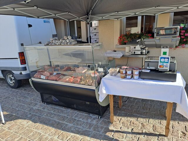 devant la boulangerie du village