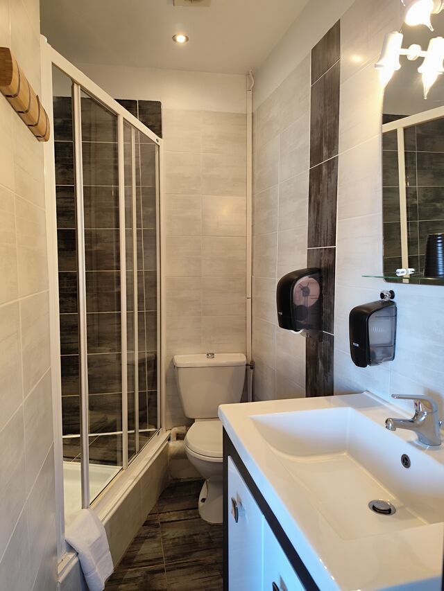 SALLE DE BAIN - CHAMBRE 14- 78€