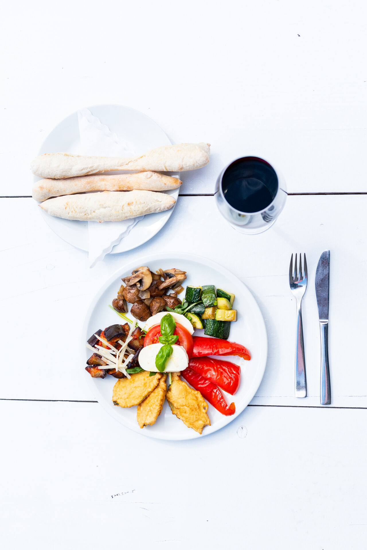 Antipastiteller mit einem leckeren Rotwein