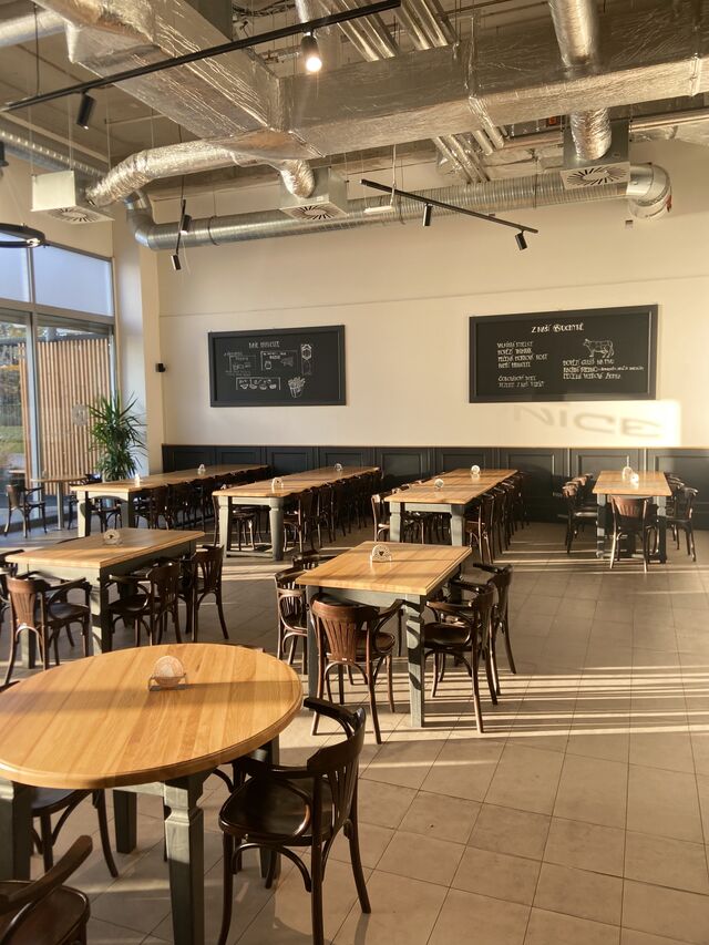 Velké stoly pro 14 hostů