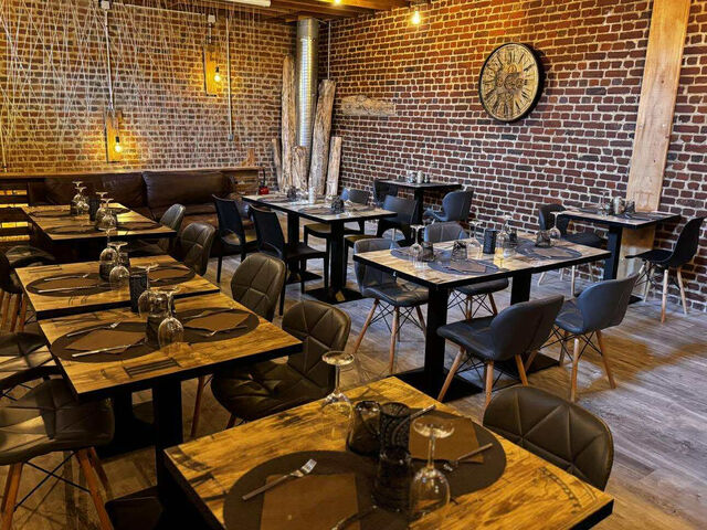 Salon privatif, capacité de 25 personnes, à table, 35 personnes en cocktail, écran et vidéo projecteur à disposition.