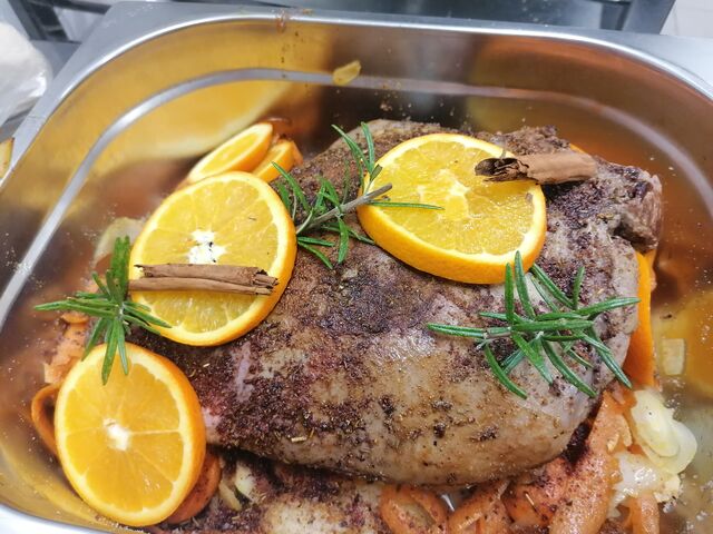 Rehkeule Mariniert, und über Nacht bei Niedergartemp. geschmort. Das Ergebnis kann sich sehen lassen