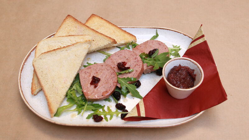 Domácí paštika s cibulovým chutney a tousty