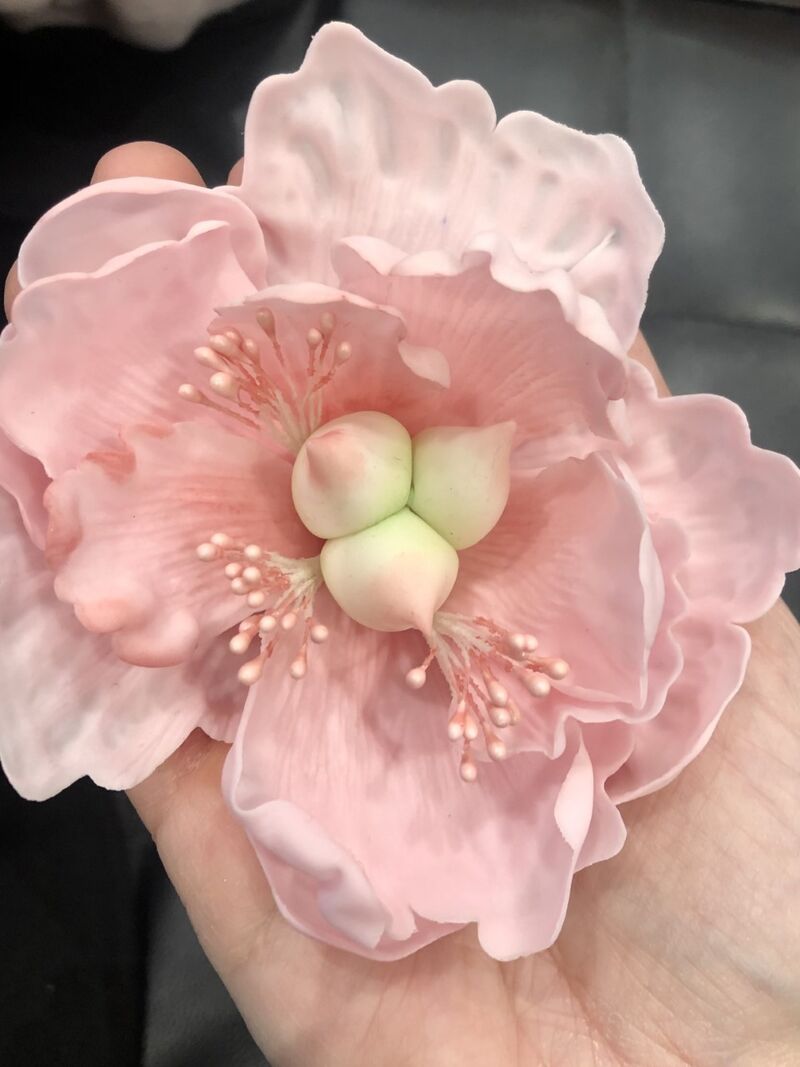 Pivoine en pâte à sucre . Pièce de modelage pour cake design ou autre gâteau !