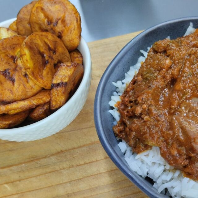 Salsa di Okra con riso e platano fritto 