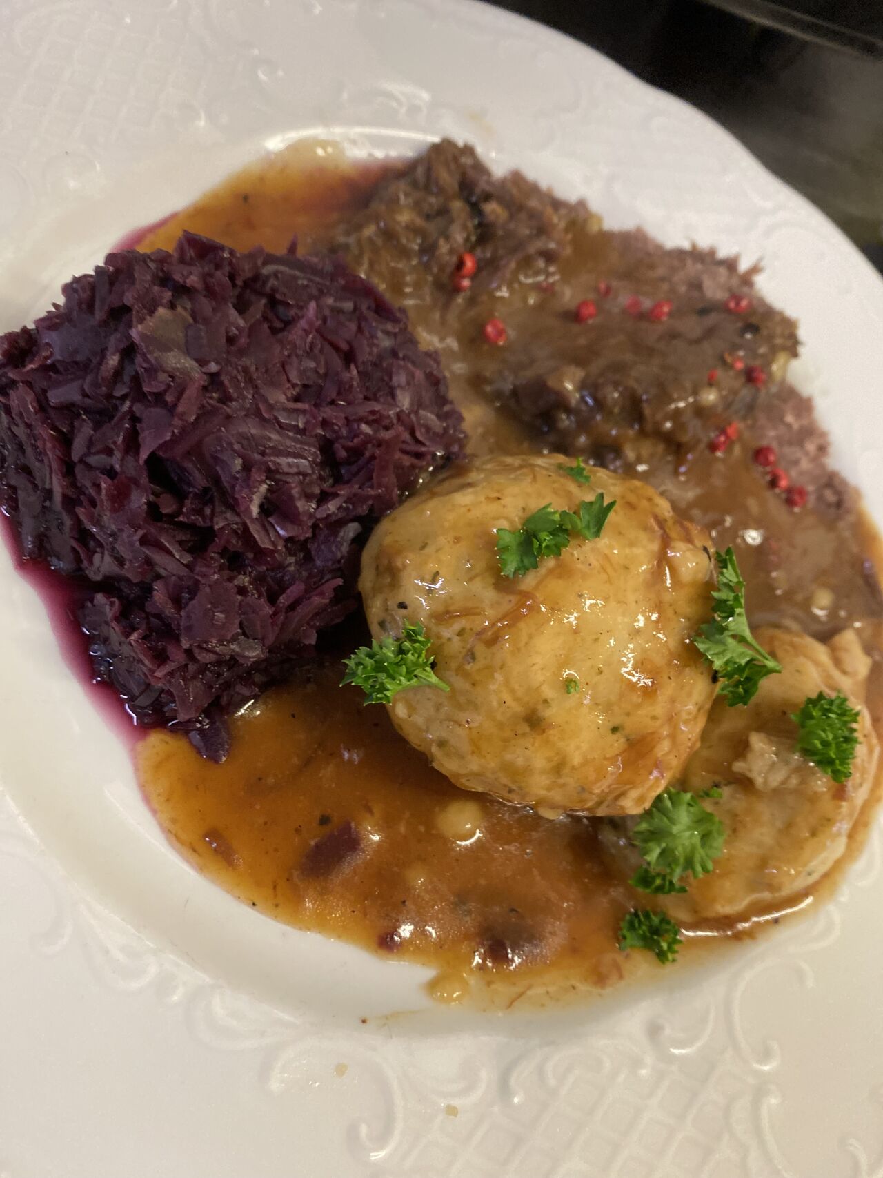 Sauerbraten mit Knödeln und Rotkraut