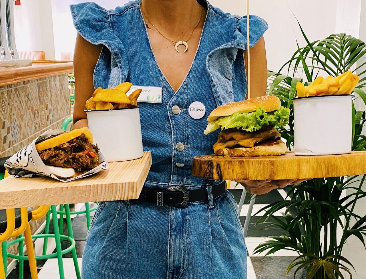 Prueba nuestra arepa de mechada con queso y hamburguesa la afortunada. ¡Qué rico! ???