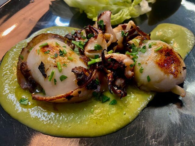 Seppiette su vellutata di piselli