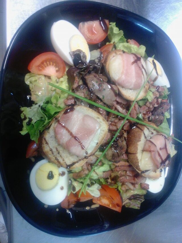 Salade de gésiers et chèvre chaud lardé