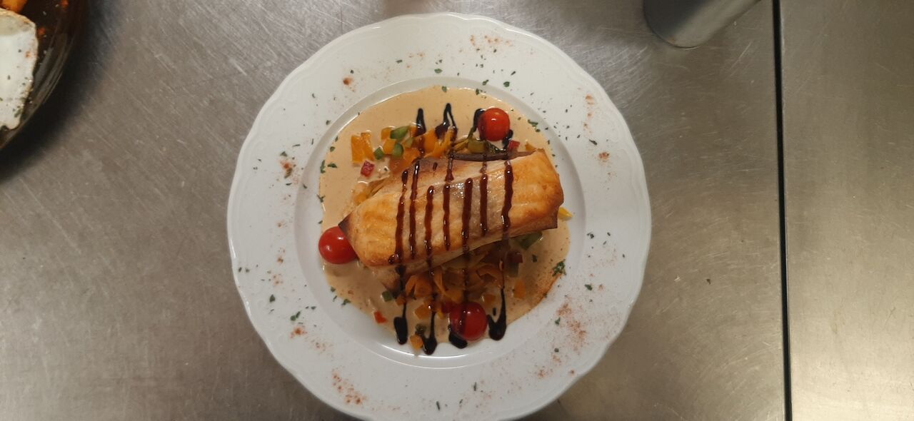 Croustillant de Saumon au txanguro. Sauce cèpes. Tagliatelles de légumes 