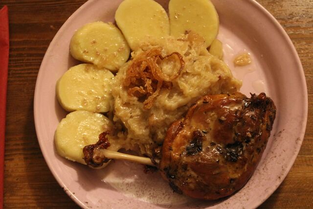 Kachní stehno se zelím a knedlíkem