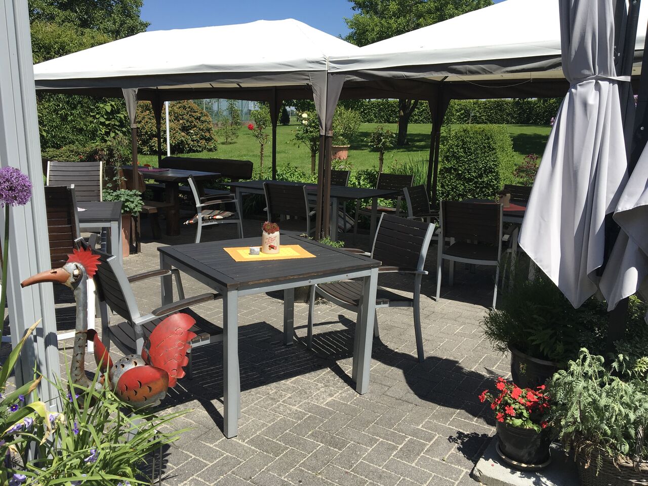 #3 Unser Biergarten - Idyllischer geht es kaum! Dazu etwas köstliches zu Essen und ein kühles Getränk!