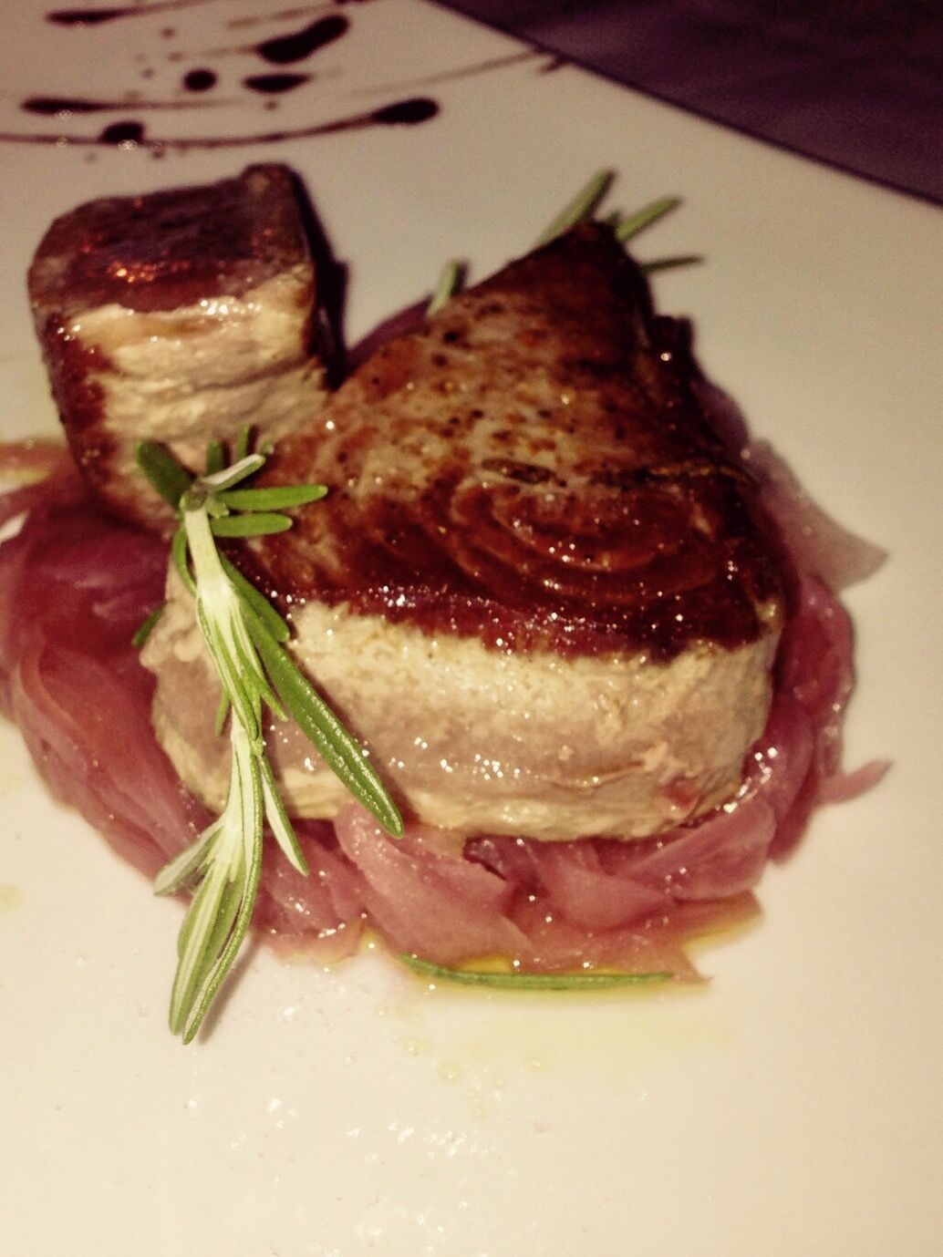 Hervorragender Kandidat für Sommer.... Mediterran gegrilltes Thunfischsteak