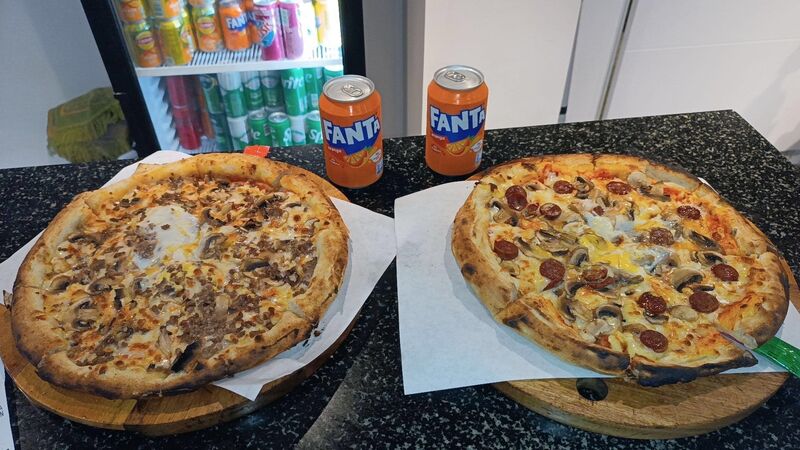 Pizza viande hachée et pizza merguez