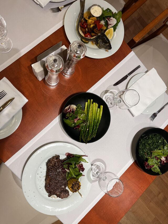 Dorade mit Gemüse und Steak.