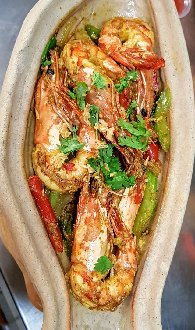 Nr. 45 Goong Yai Pad Phong Krarie🌶
Gewokte gamba’s in gele kerrie en groenten
