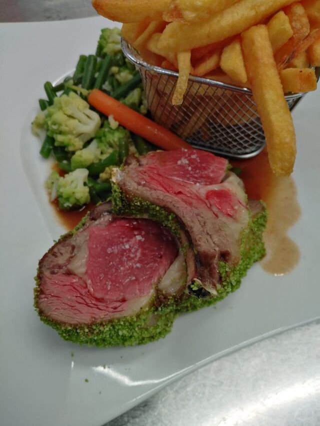 Carré d'Agneau / Chapelure D'Herbes / Jus Romarin