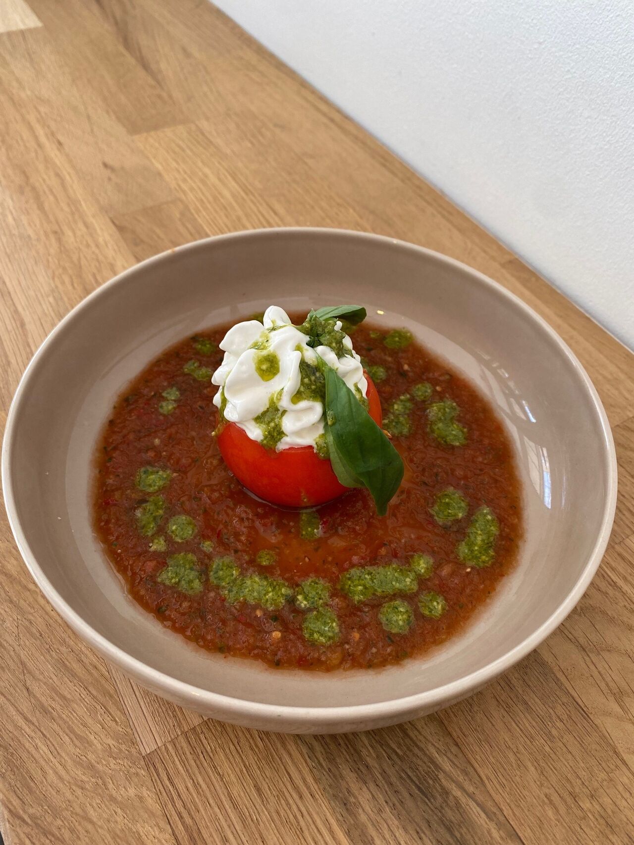 Tomate et émulsion de mozzarella au pesto 