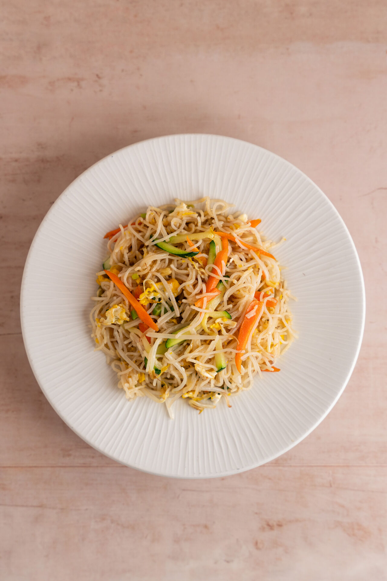 Spaghetti di Riso con Uova e Verdure