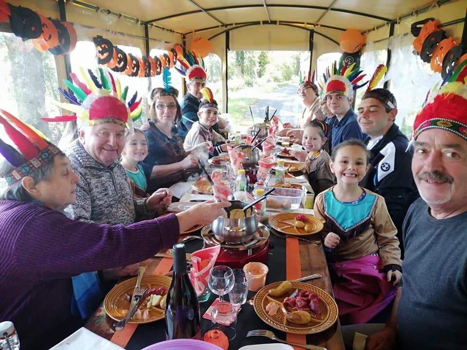 C'est la fête dans la Roulotte à manger. Le restaurant roulotte du Limousin qui a la bougeotte.
