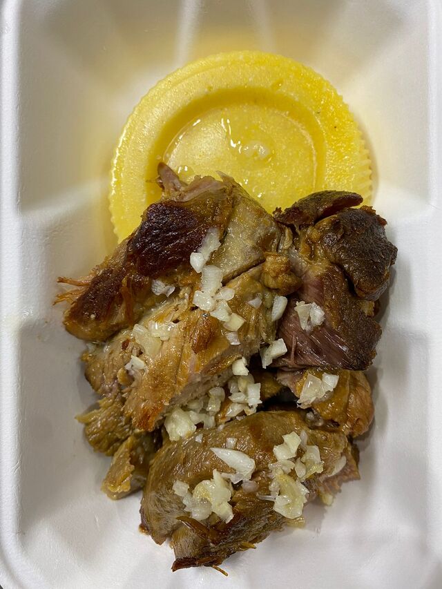 Carne la garniță cu mămăligă 