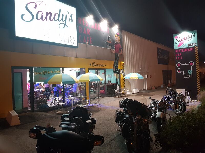 SANDY'S BY NIGHT
