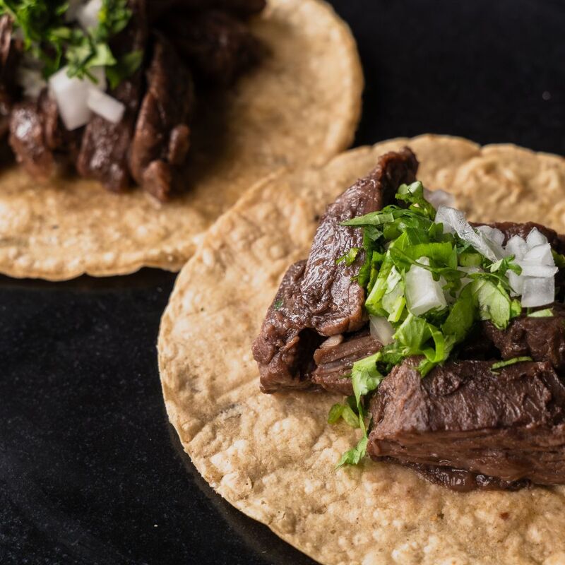 Ven y disfruta de unos deliciosos tacos. 