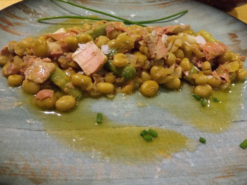 Habitas baby con ajetes y foie 