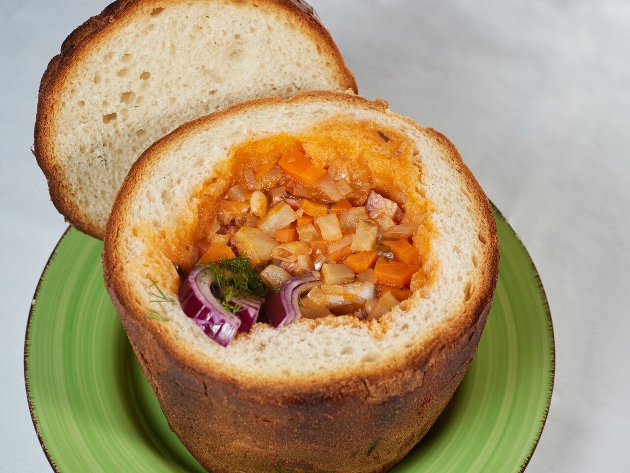 Ciorbă de fasole cu afumătură în pâine