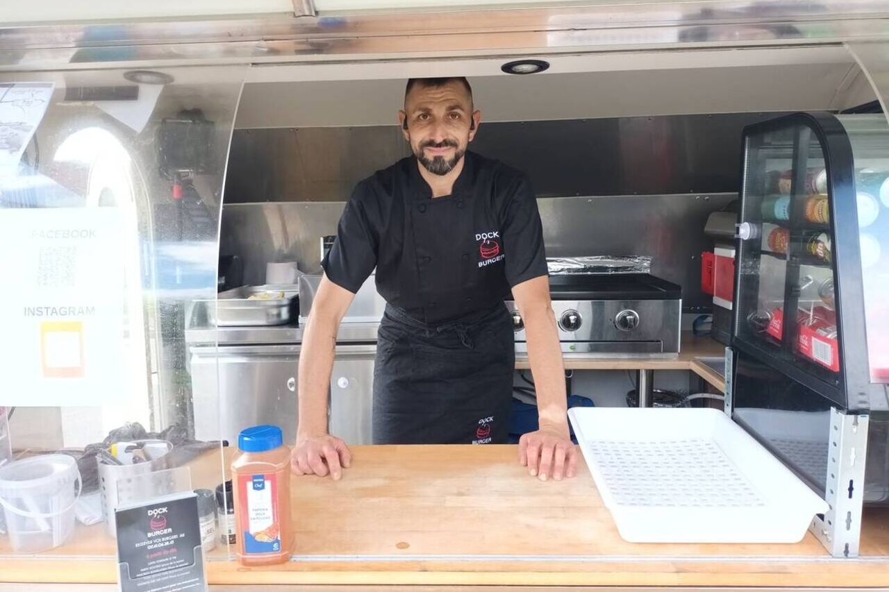 Urville. Benoît cuisine des Dock Burgers