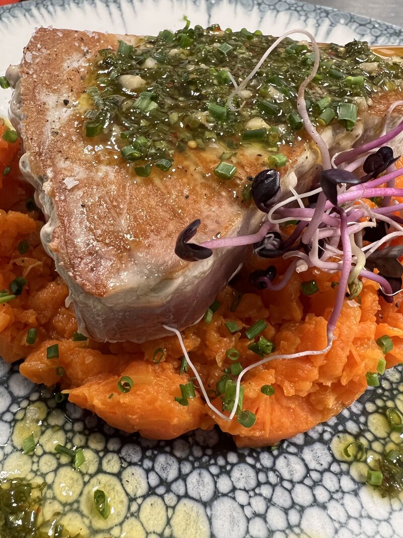 Le Steak de Thon Mi-Cuit à la Plancha, Sauce Chimichurri et Ecrasé de Carottes à l’huile d’Olives