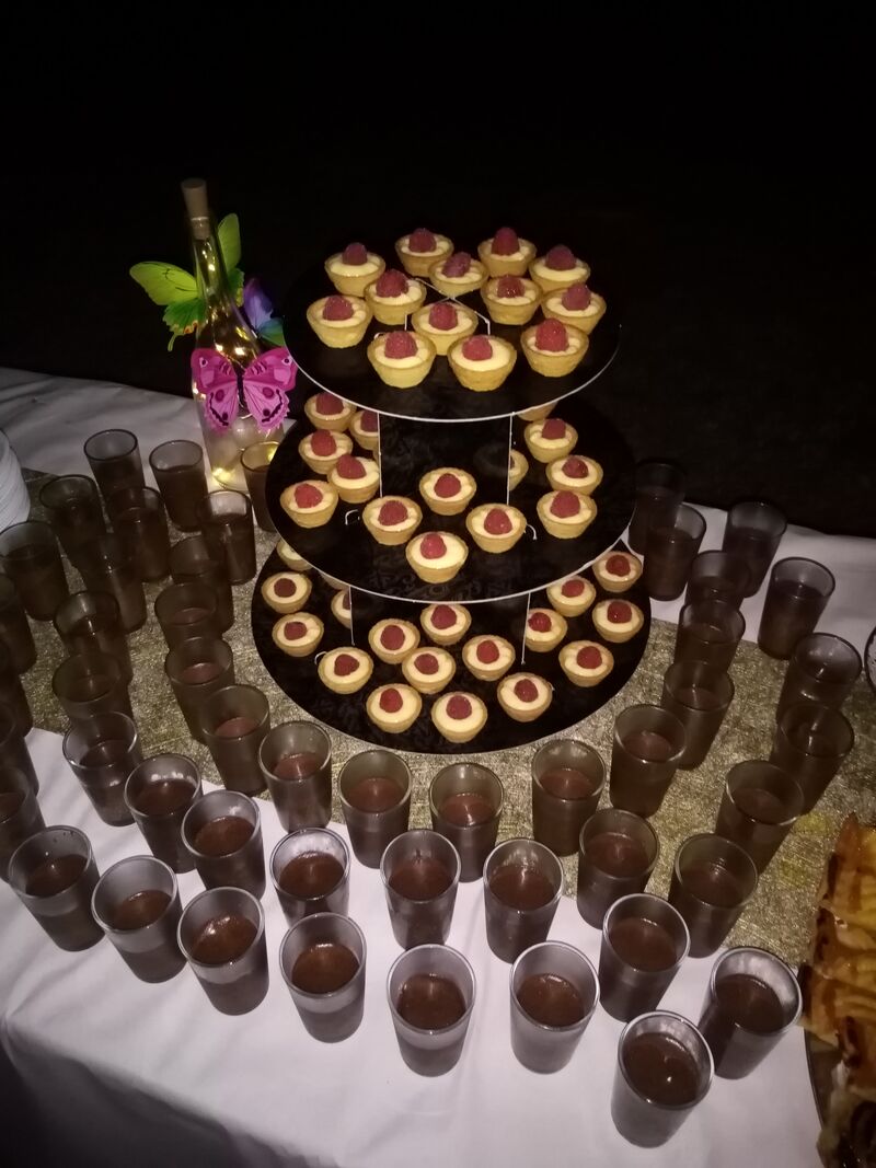 A l'occasion d'un buffet de mariage: verrine de mousse au chocolat; tarte au citron/framboise fraiche