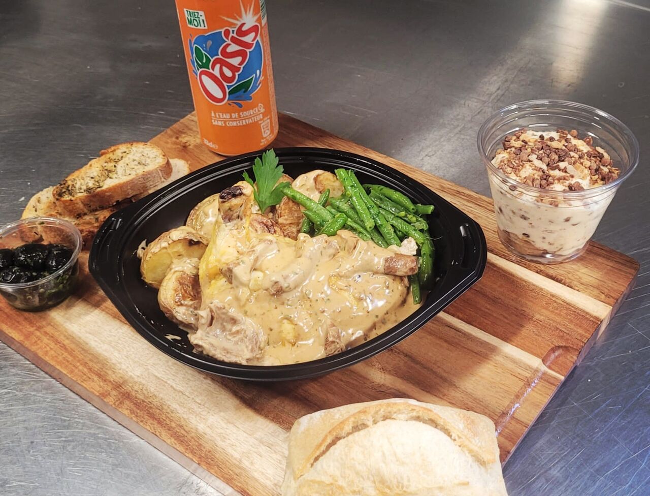 Suprême de poulet sauce aux girolles, pommes de terre sautées et haricots verts en persillade. Tiramisu au Lion