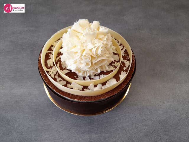 Entremet sur mesure : biscuit amandes-cacao, crémeux chocolat blanc et crêpes dentelles, mousse à la vanille de Tahiti (12 pers)