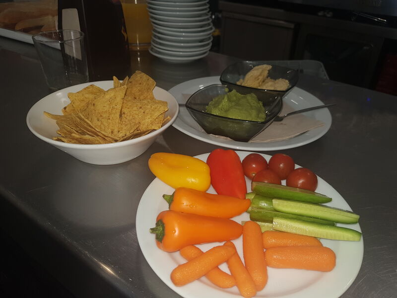 Humus, Guacamole acompañado de miniverduritas y doritos