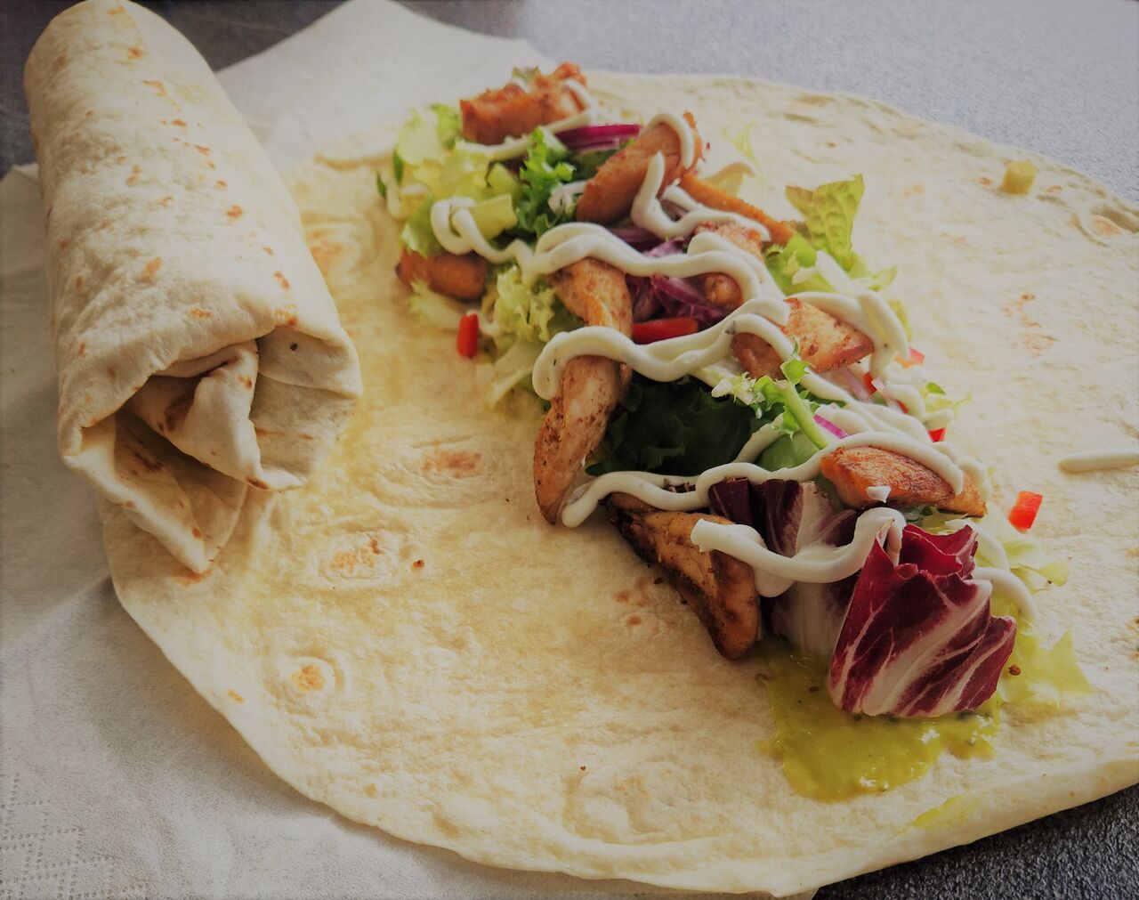Chicken-Wrap mit Guacamole und Sour Cream