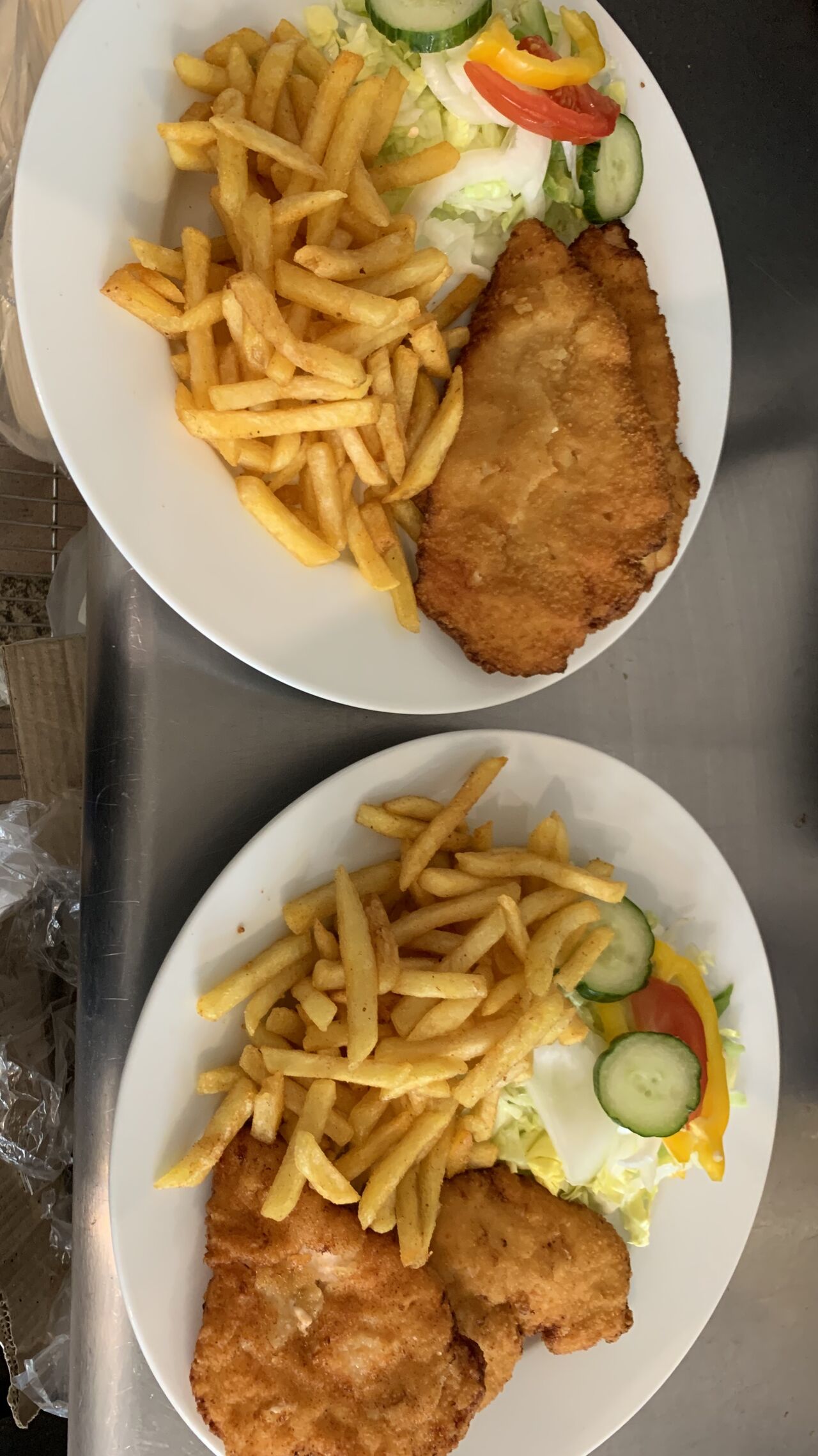 Schnitzel mit Pommes und Salat 