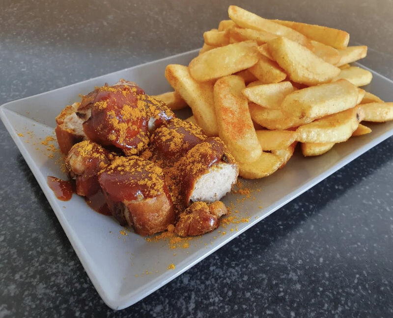 Bratcurry mit Steakhousepommes