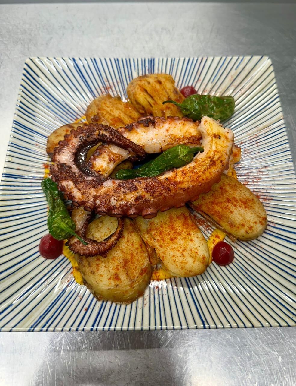 Pata de pulpo con salsa romesco y patatas asadas 