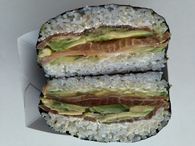 Onigirazu saumon, avocat