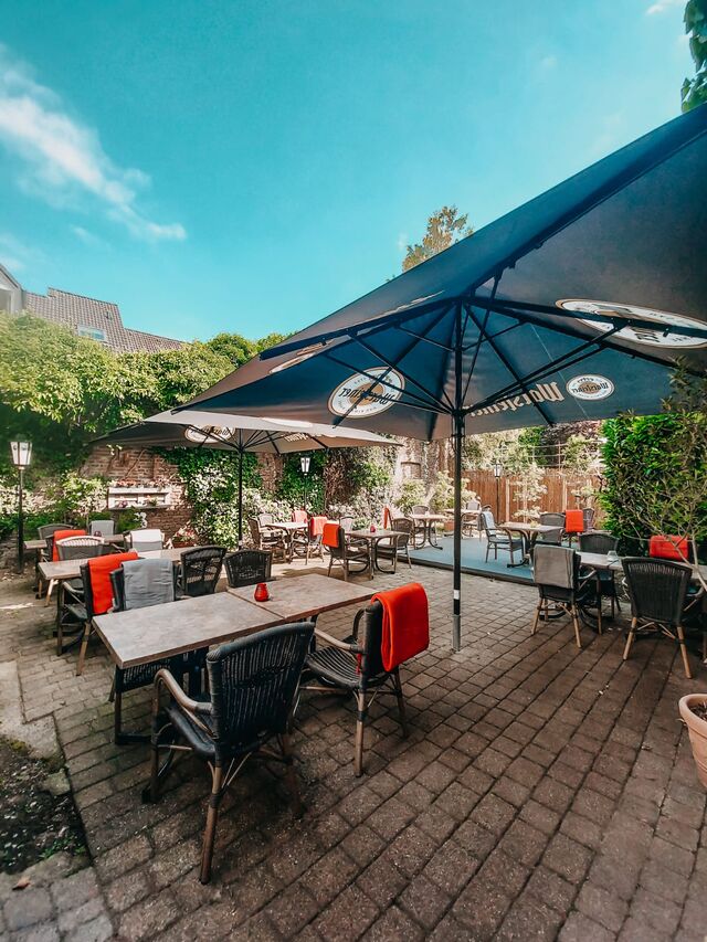 Unsere schöne Terrasse lädt Sie herzlichst zum verweilen ein.