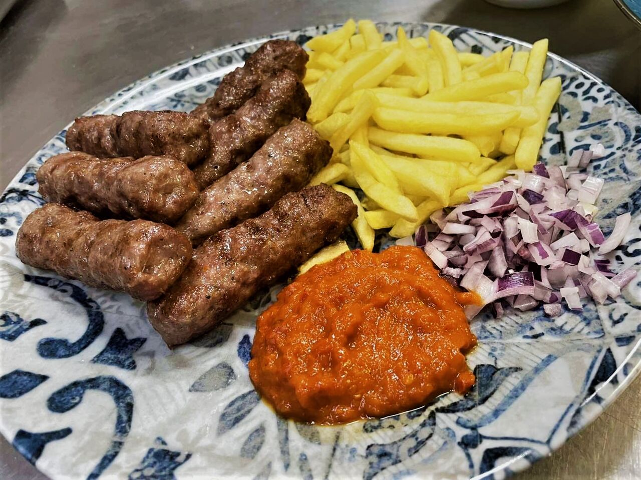 Ćevapčići sa lukom i ajvarom- savršena kombinacija!