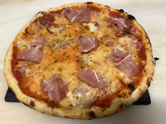 Sauce tomate, jambon sec, parmesan, mozzarella, origan 13,90€