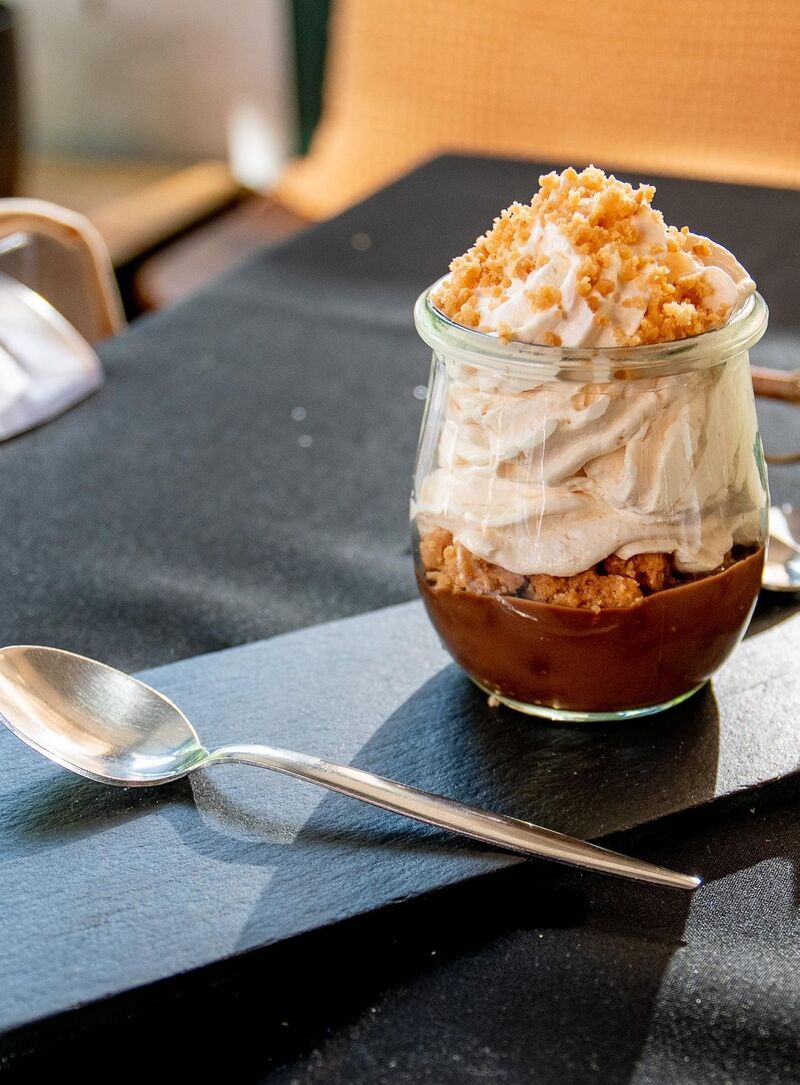 Dolci: Mousse al Caramello salato e cioccolato Fondente, con crumble aromatizzata allo zenzero (senza lattosio e glutine) 