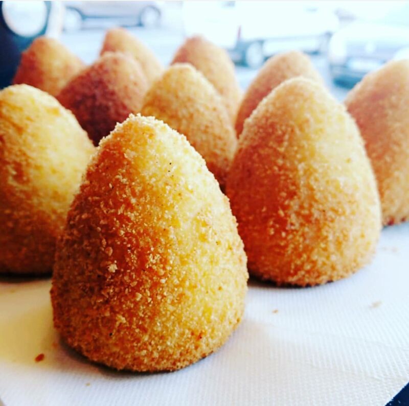 Arancini Gourmand
Boule de riz farcie et panée originaire de la Sicile (farce viande, poisson, légumes de saison, fromages)