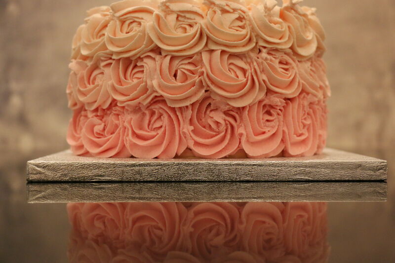rose cake, genoise legere vanille, confit passion , ganache montée chocolat inspiration passion , chantilly mascarpone