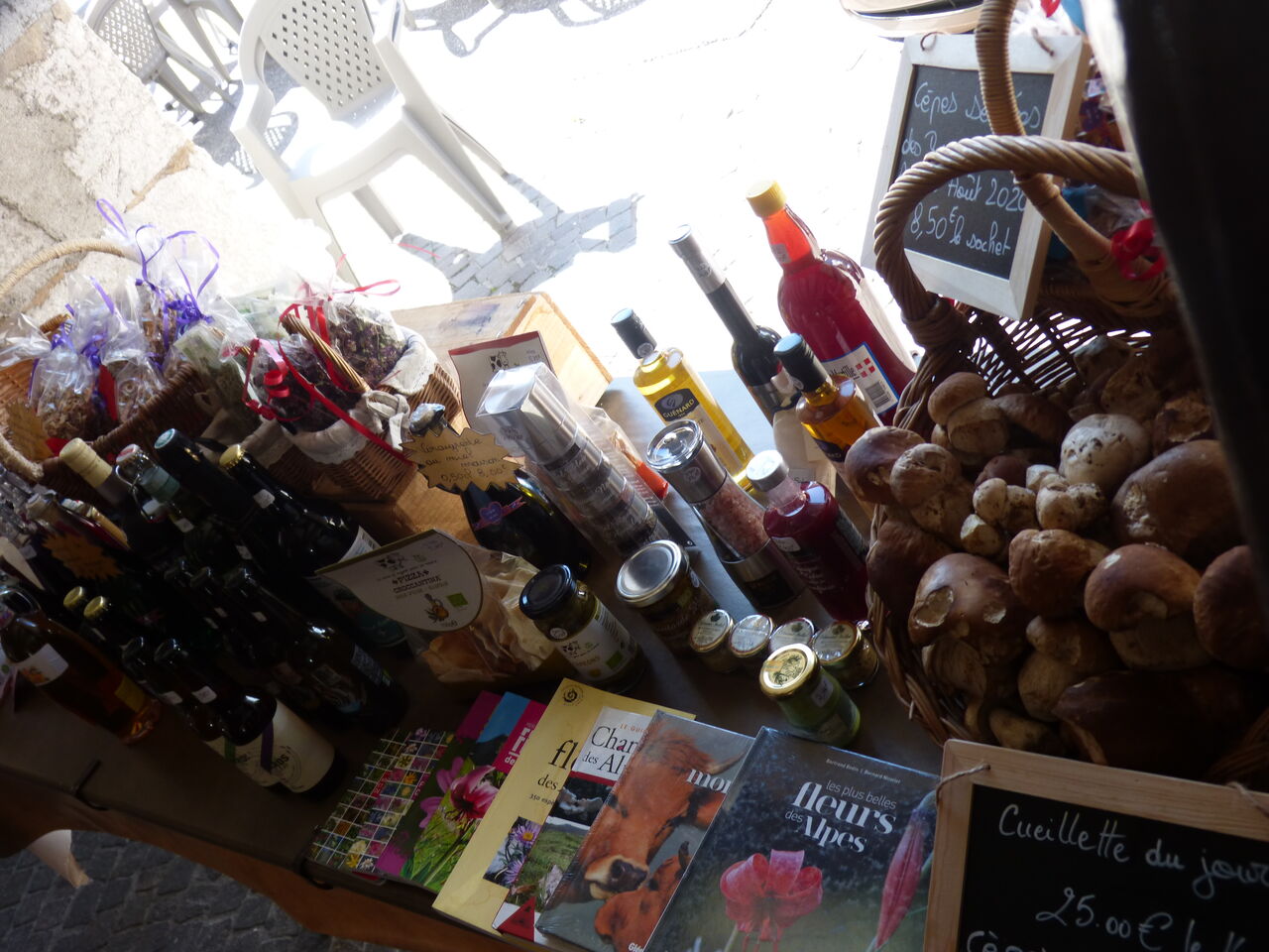 En saison et selon les cueillettes, nous vous proposons la vente de champignons sauvages frais et séchés.