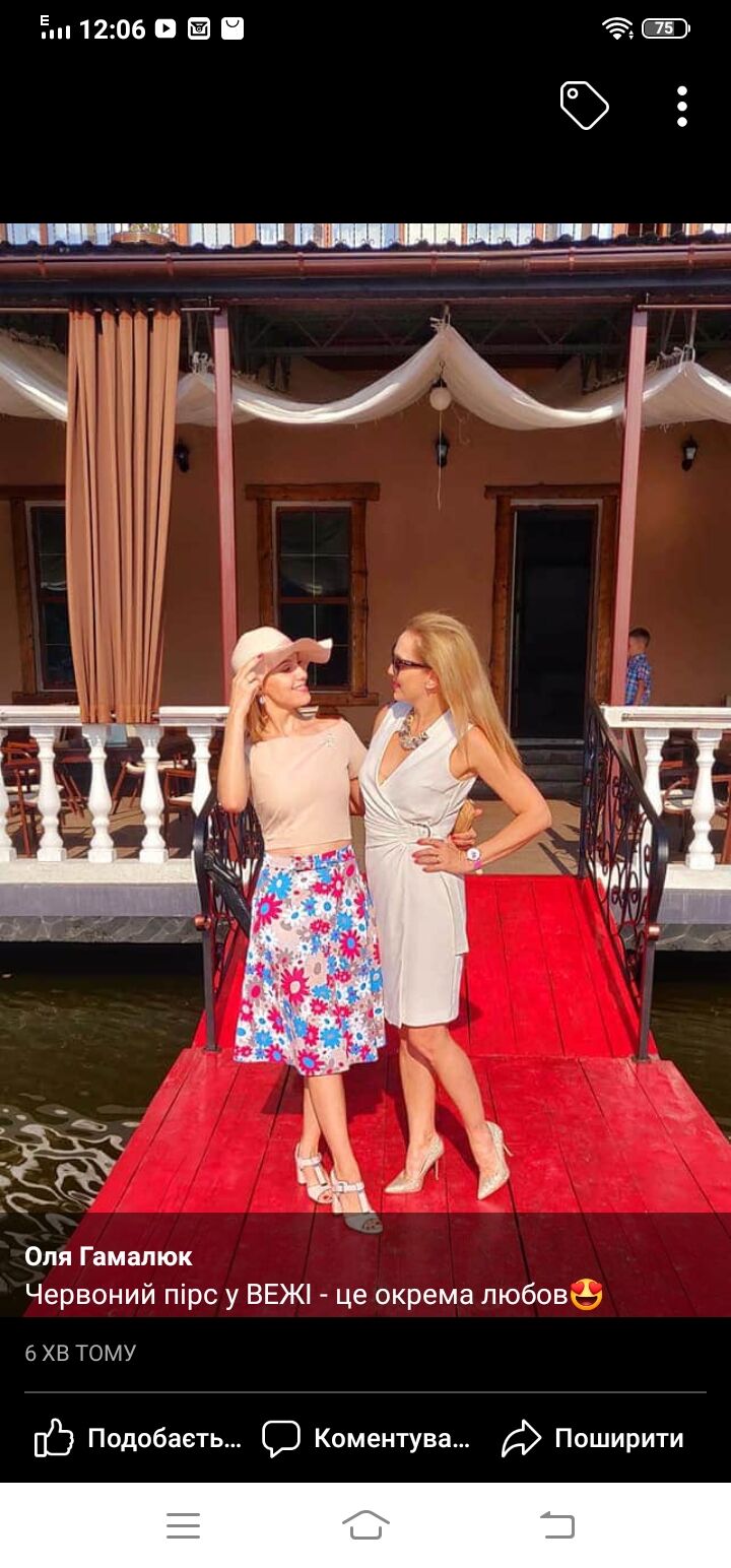 Фото на червоному пірсі, завжди красиво