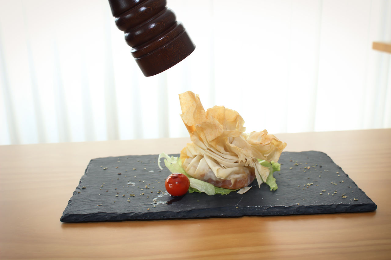 Crocante de Queijo de Cabra com Nozes e Mel da Serra